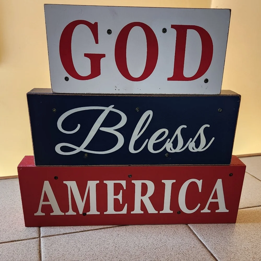 Flashing Patriotic 'GOD BLESS AMERICA' Wooden Sign - Picture 2 of 5